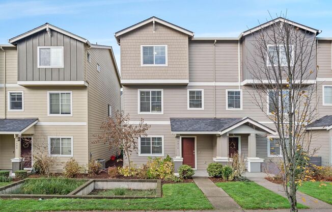 Newer sparkling clean 4-bdrm/3.5-bath townhome—2-car garage, near Forest Park