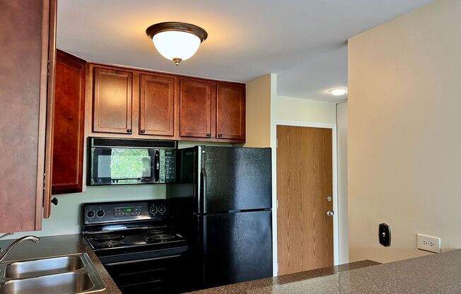 Bright and Relaxing 3rd floor OPEN CONCEPT 1 Bed / 1 Bath Condo For Rent! In-Unit Washer & Dryer! Parking and Water INCLUDED!