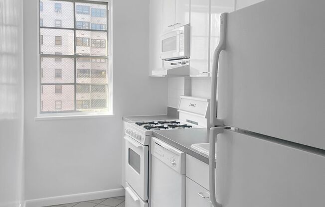 1 bed, 1 bath, 812 sqft, $5,450, Unit 10R