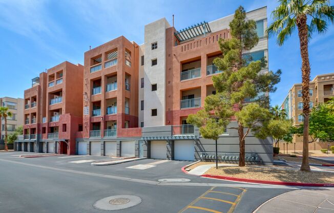 Park Avenue Mid Rise Condo. All HOA Amenities.