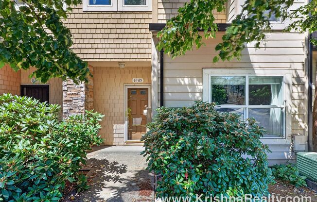 Charming 3 BD 2 BA Townhome Located in Hillsboro's Briarcreek Community | Recently Updated! | Main-Level Bedroom & Full Bath | Great Private Patio!*