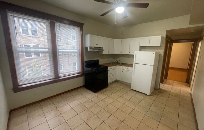 2 beds, 1 bath, $1,600, Unit 1650 # 2R