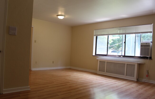 2 beds, 1 bath, 710 sqft, $1,660, Unit 08C