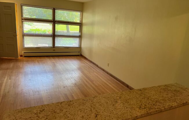 2 beds, 1 bath, $1,095