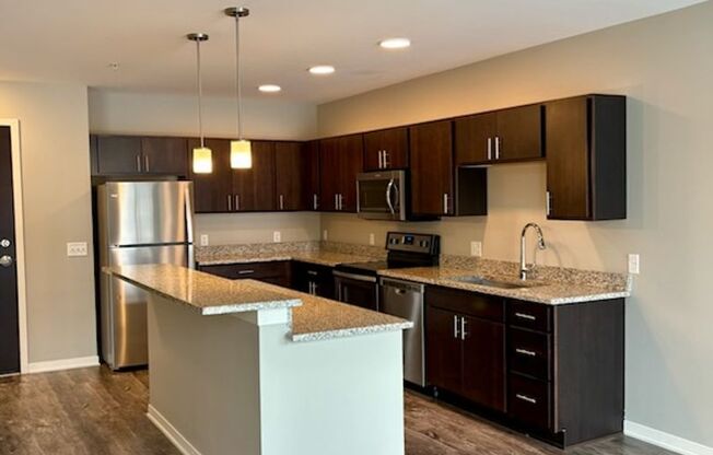 1 bed, 1 bath, 676 sqft, $1,425, Unit 323