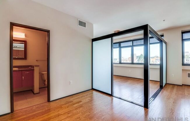 2 bedroom downtown, 2 bath and 2 parking spaces.  View! (Solara Lofts)