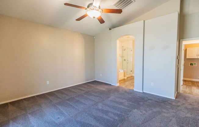 3 BED, 2 BATH + DEN BEAUTIFUL RESIDENCE IN GLENDALE!