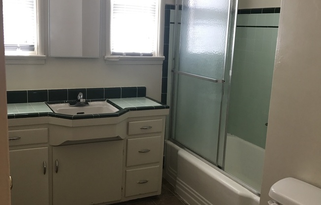 2 beds, 1 bath, $1,595