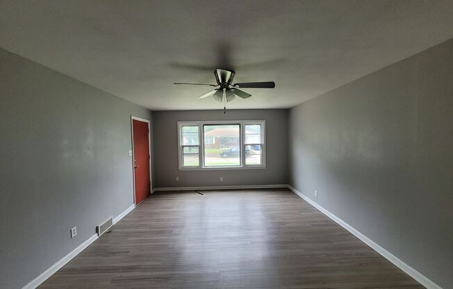 3 beds, 1 bath, $1,095, Unit 6004