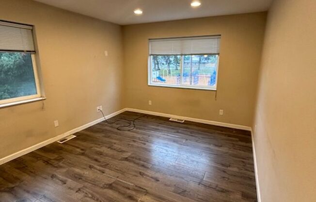 1 Bedroom 1 Bath Apt. with huge garage in Newberg