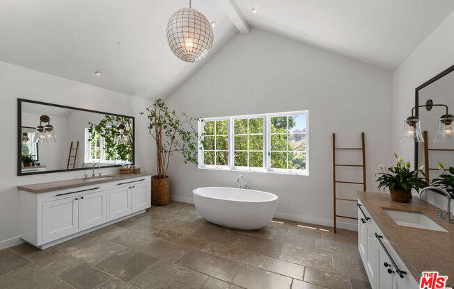 1319 Amalfi Dr