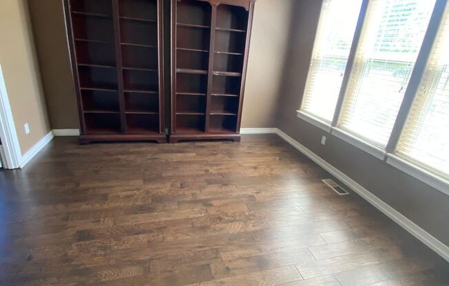 NE House Pet Friendly, 4 Bdrm, 2.5 Bath, Bonus Room, Office, Gas Heat/fireplace, A/C