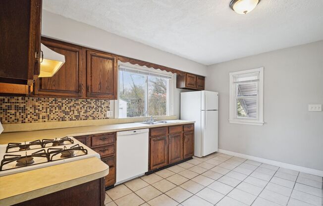 3 beds, 1 bath, $1,350