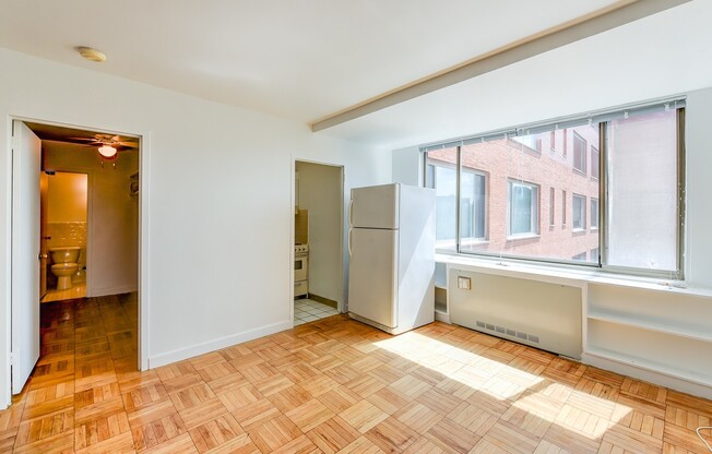 Spacious & Bright Studio at River Place West