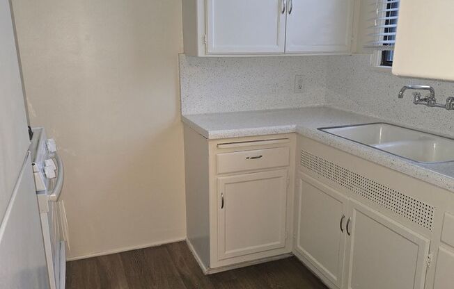 2 beds, 1 bath, 800 sqft, $3,000