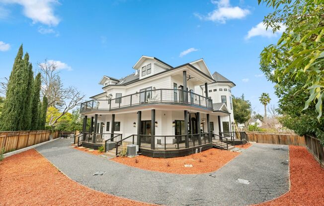 $11,995 - Stunning Executive Estate in Willow Glen