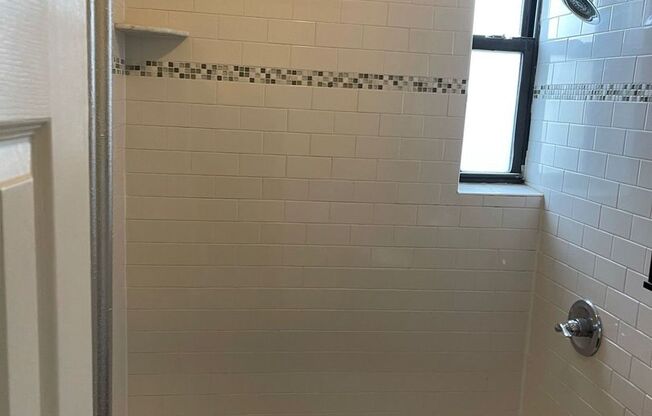 1 bed, 1 bath, $1,750, Unit B10