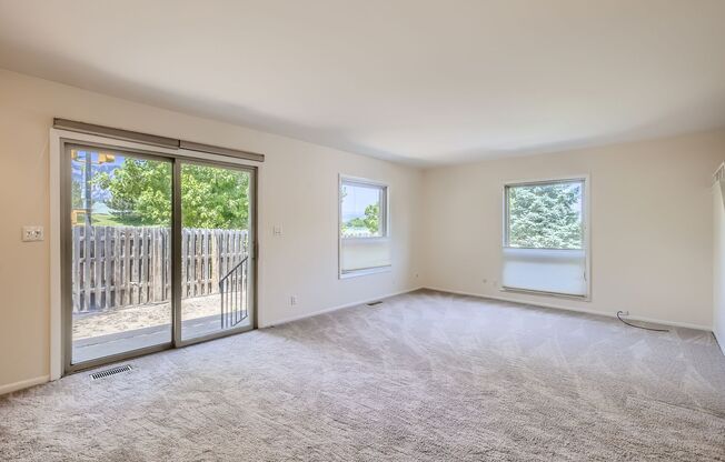4b/3.5ba 3 Story Condo in Table Mesa!