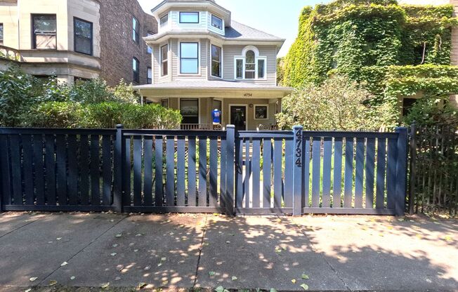 Beautiful Uptown  Neighborhood  2nd floor unit