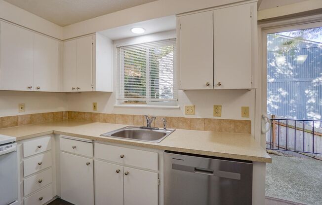 Lovely Townhome - 2 bedrooms, 1.5 bathrooms For Rent