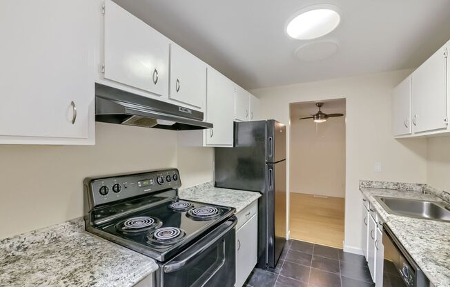 Ground Floor 1bed/1bath Apartment in Convenient Juanita Location!