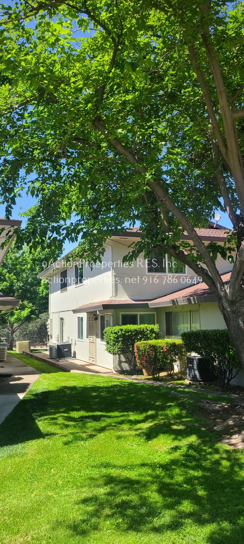 Central Roseville, 2 bed 1 Bath, Condo, 2 Story, Tile Floor, On-Site Laundry Facility, Two Story, Carport Parking
