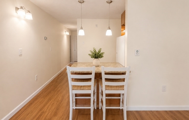 2 beds, 1 bath, 850 sqft, $2,675, Unit T37