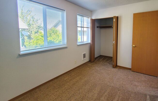 2 beds, 1.5 baths, 896 sqft, $1,495, Unit 660 LaSalle Street #1