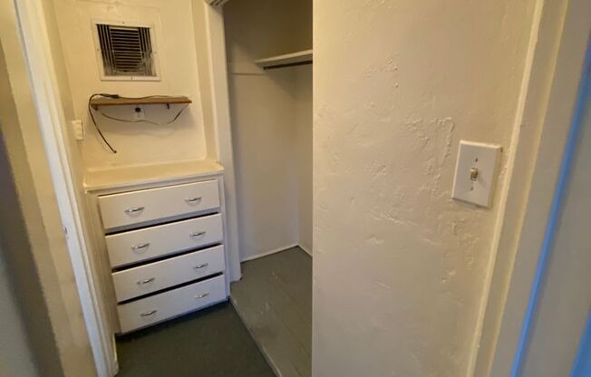 COZY 1 BEDROOM W/ALL UTILITIES INCLUDED - FIRST MONTH FREE!