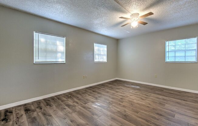 Very nice large 5 bedroom/3 bathroom home in booming Ybor city area
