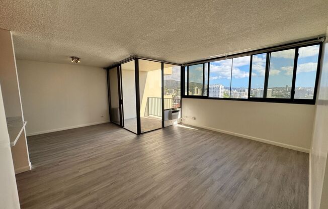 Bright and Breezy 2 bed, 1.5 bath, 1 covered parking top floor condo in Makiki!!