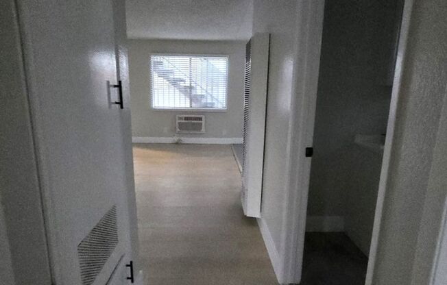 2 beds, 1 bath, $2,450, Unit 4