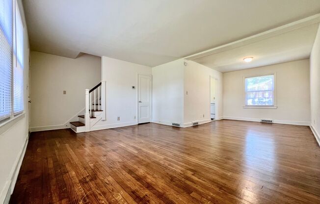 2 beds, 1 bath, 888 sqft, $850, Unit 926Hill