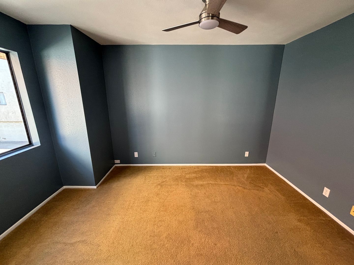 Spacious 3-Bedroom Townhome with Community Amenities in Canyon Country!