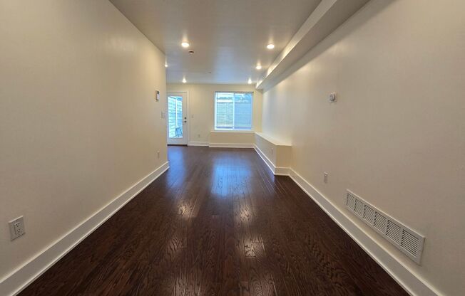 Modern Bright bi level 2 bed 2 bath apartment with private outdoor space