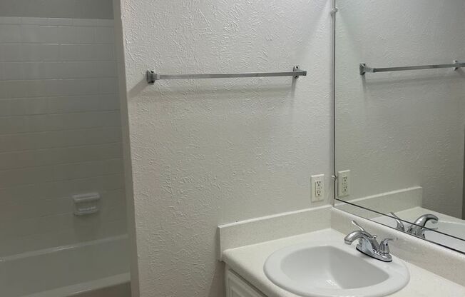 2 beds, 1 bath, 875 sqft, $1,400, Unit OCR-145