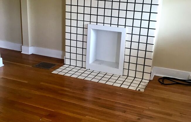 *** Duplex Two Bedroom Apartment for Rent * Brentwood Beauty * Pet Friendly * Available Now * Spacious with Porch ***