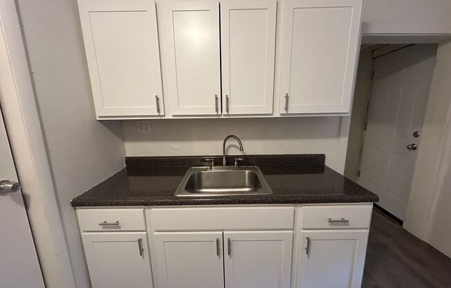 Stunning Three Bedroom on Bates St! Parking, Central Air Conditioning, Large Back Deck & More!! Call Today!!