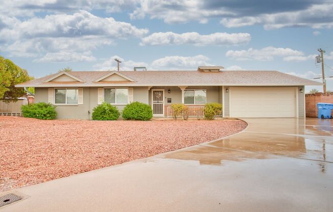 Newer Paint, Newer Flooring, POOL, close to GCU, Move in Ready for May 1st!!!