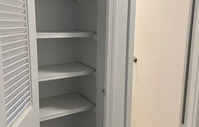 2 beds, 1 bath, 925 sqft, $1,195, Unit 28