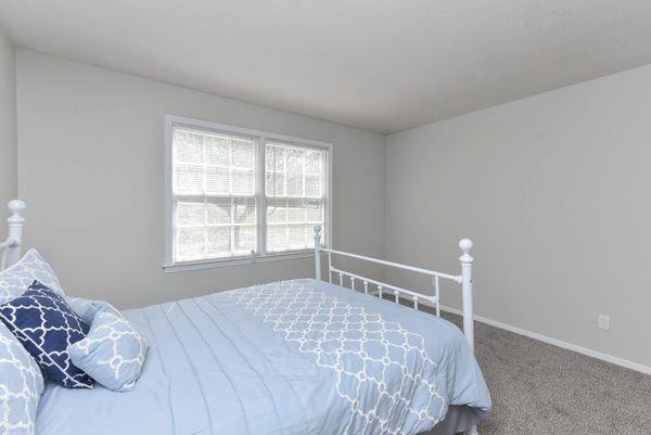 spacious bedroom with large window at The Retreat at St Andrews, Columbia