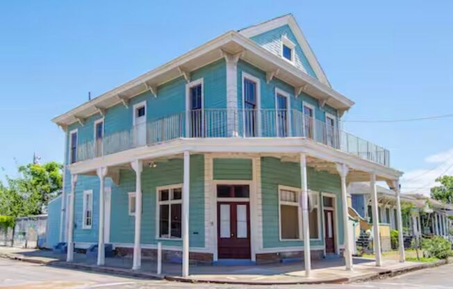 Historic, Renovated 3BR with Wrap-Around Balcony Near St. Charles