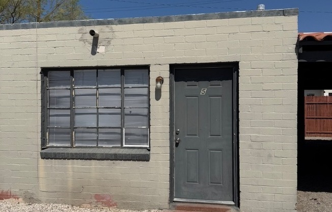 302 W FLORES ST