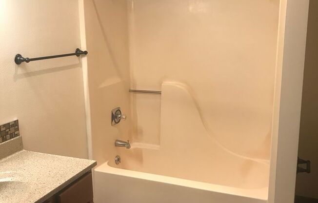 3 beds, 1 bath, 1,040 sqft, $1,695, Unit 3164-303