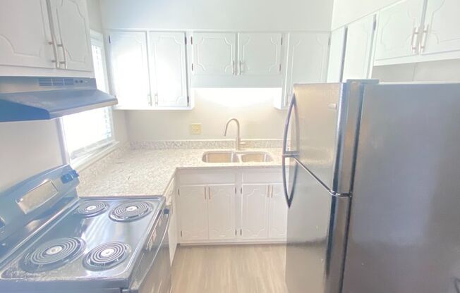 2 beds, 1.5 baths, 832 sqft, $1,050, Unit 809 Oakwood Villa