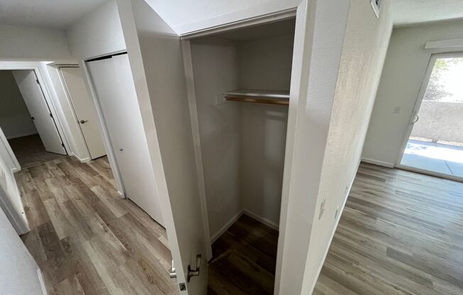 3 beds, 2 baths, 1,076 sqft, $2,200, Unit 2007