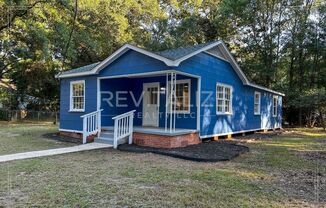 4 Bedroom/2 Bathroom Home in Mobile!