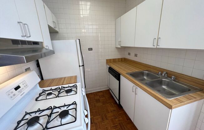 Studio, 1 bath, 425 sqft, $1,575, Unit 429-407