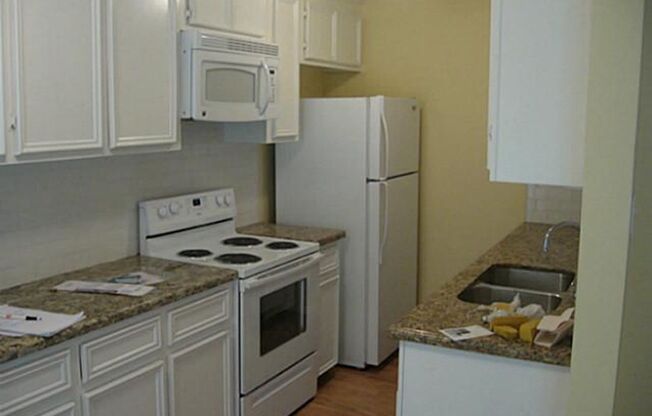 2 Bedroom, 2 Bath Apartment in Munger Place!