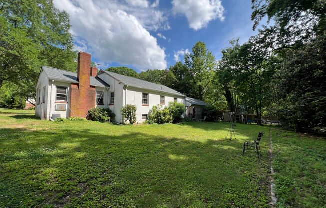Adorable 2bdrm/1bth Ranch Style Home Conveniently Located in Henrico's West End!!